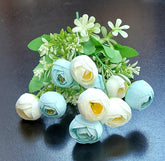 Buchet bujori artificiali crem-bleo – 30 cm, detalii realiste și accente florale